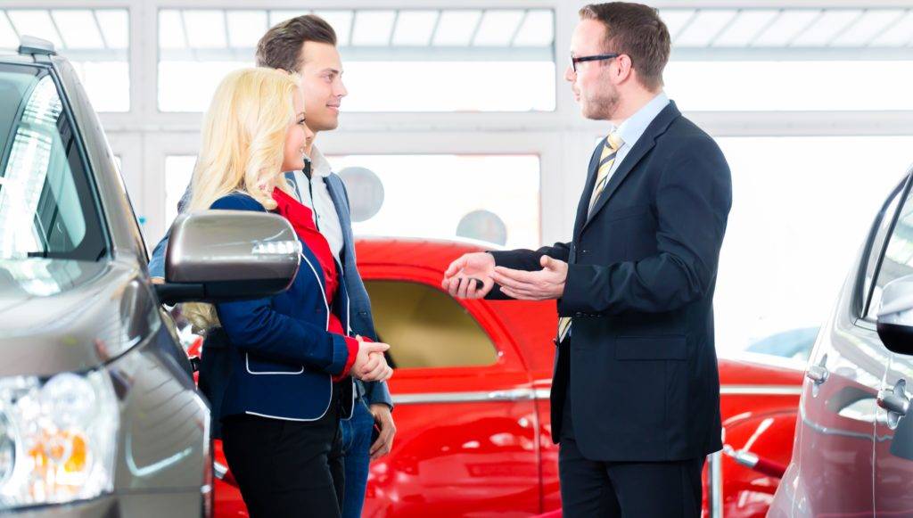 Si vous envisagez l'achat d'une voiture, La Maison du Prêt à Charleroi vous offre des solutions de crédit voiture qui vous aideront à optimiser votre budget auto dès l'acquisition. Il est essentiel de comprendre que la valeur d'une voiture neuve déprécie rapidement, perdant jusqu'à 30% de sa valeur initiale dès la première année et continuant à décoter à un rythme moins soutenu les années suivantes. En tenant compte de cette dépréciation, il pourrait être plus avantageux d'acheter un véhicule qui a déjà subi les plus fortes baisses de valeur. Chez La Maison du Prêt, nous vous proposons des crédits adaptés pour acheter judicieusement votre véhicule, en prenant en compte la décote et votre utilisation spécifique du véhicule.