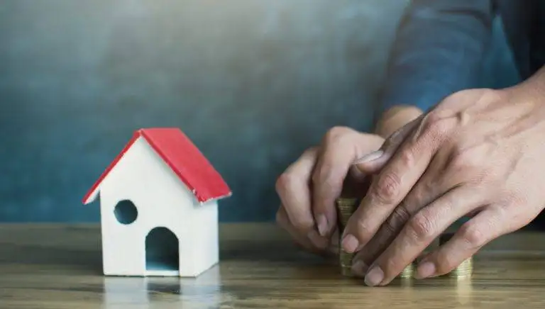 Lorsque vous trouvez la propriété idéale, la rédaction du compromis de vente est une étape essentielle. Ce document, qui n'est pas juridiquement obligatoire, sert à confirmer le prix de vente et peut inclure un acompte, représentant souvent entre 5% pour les constructions neuves et 10% pour les biens existants. Bien que cet acompte soit traditionnellement versé pour solidifier l'engagement de l'acheteur, il n'est pas légalement requis. La rédaction précise de ce contrat est cruciale et il est conseillé de consulter un professionnel pour garantir que vos intérêts sont protégés. Pour toute assistance financière, nos experts en prêts hypothécaires sont à votre disposition pour vous aider à naviguer dans le processus d'achat et sécuriser votre financement.