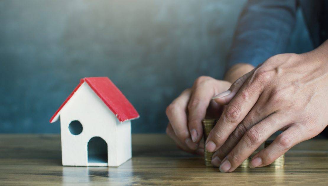 Lorsque vous trouvez la propriété idéale, la rédaction du compromis de vente est une étape essentielle. Ce document, qui n'est pas juridiquement obligatoire, sert à confirmer le prix de vente et peut inclure un acompte, représentant souvent entre 5% pour les constructions neuves et 10% pour les biens existants. Bien que cet acompte soit traditionnellement versé pour solidifier l'engagement de l'acheteur, il n'est pas légalement requis. La rédaction précise de ce contrat est cruciale et il est conseillé de consulter un professionnel pour garantir que vos intérêts sont protégés. Pour toute assistance financière, nos experts en prêts hypothécaires sont à votre disposition pour vous aider à naviguer dans le processus d'achat et sécuriser votre financement.