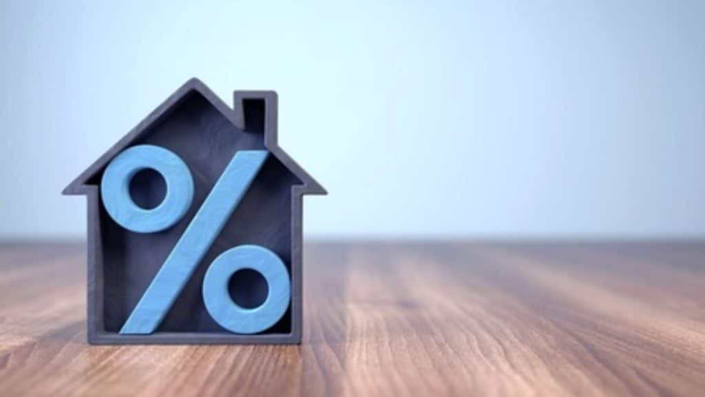 Le refinancement de prêt hypothécaire avec La Maison du Prêt offre une opportunité de réduire vos paiements mensuels, d'adapter la durée de votre prêt et de profiter de taux d'intérêt bas. Ce processus comprend l'évaluation de votre situation financière, la comparaison des taux, et le choix de la nouvelle durée de prêt. Refinancer peut également vous aider à consolider des dettes et à libérer des capitaux. Chez La Maison du Prêt, nous vous guidons à chaque étape, assurant une transition fluide vers de meilleures conditions financières. C'est le moment idéal pour ajuster votre prêt à vos besoins actuels et futurs.