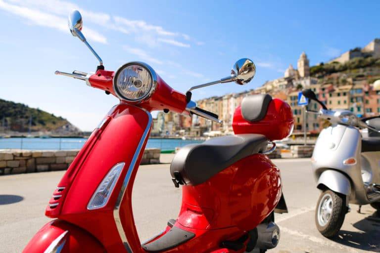 Optez pour un crédit moto Vespa et réalisez votre rêve de posséder une Vespa sans perturber votre budget. Ce financement spécifique vous permet d'acheter le modèle que vous désirez en répartissant le coût sur plusieurs mois. Le crédit moto Vespa est une solution idéale pour profiter immédiatement de votre scooter tout en gérant facilement vos finances. Nous offrons des conditions de crédit flexibles et avantageuses pour vous aider à acquérir votre Vespa sans compromis. Lancez-vous dès aujourd'hui dans l'aventure Vespa avec un plan de financement sur mesure. Pour plus d'informations, contactez-nous et découvrez comment facilement devenir propriétaire d'une Vespa grâce à notre crédit moto.