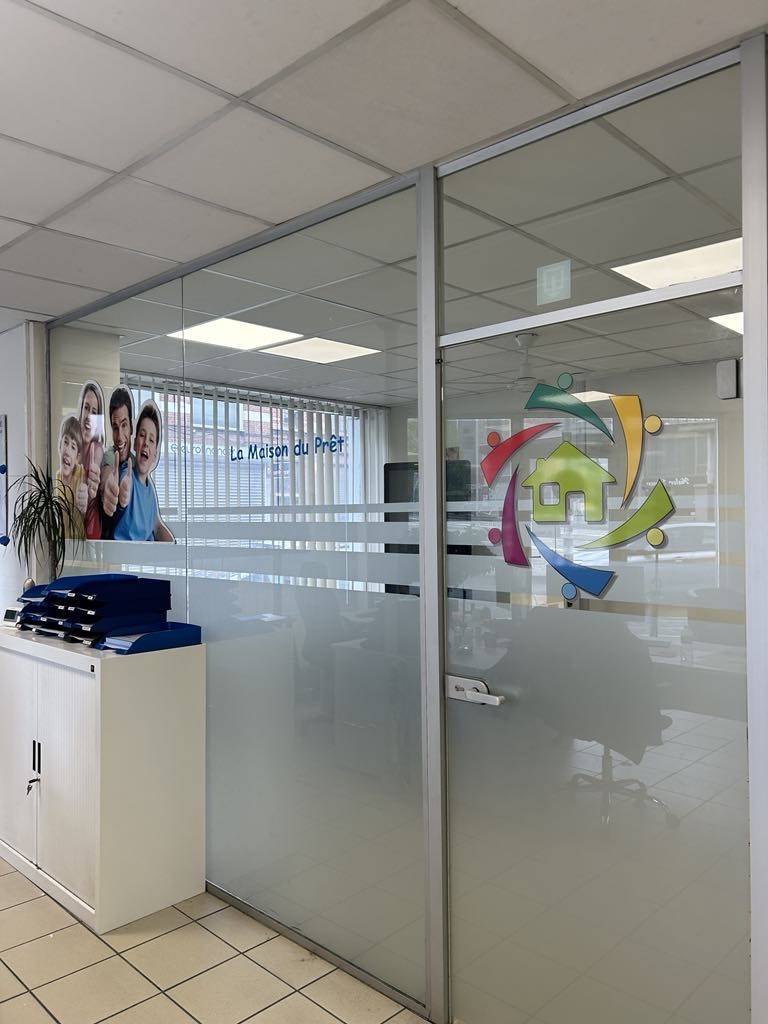 Des Solutions De Crédit Sur Mesure Vous Attendent Chez La Maison Du Prêt à Charleroi À La Maison du Prêt à Charleroi, nous croyons que chaque client mérite une attention particulière. C'est pourquoi nous nous engageons à vous offrir un service personnalisé et des solutions sur mesure pour répondre à vos besoins financiers. Que vous ayez besoin d'un prêt personnel, d'un crédit auto, d'un financement pour vos travaux ou d'un regroupement de crédits, notre équipe expérimentée est là pour vous guider à chaque étape du processus. Avec La Maison du Prêt, vous pouvez avoir confiance en votre avenir financier.