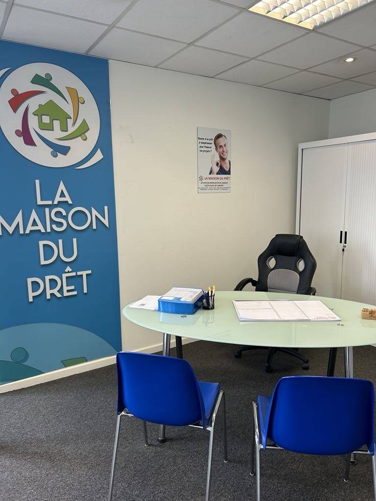 La Maison Du Prêt, Le Choix évident Pour Vos Besoins De Crédit à Charleroi La Maison du Prêt à Charleroi est votre partenaire de confiance pour tous vos besoins financiers. Notre équipe dévouée met à votre disposition son expertise pour vous proposer des solutions sur mesure, adaptées à votre situation. Que vous ayez besoin d'un prêt personnel, d'un crédit auto, d'un financement pour vos travaux ou d'un regroupement de crédits, nous sommes là pour vous accompagner à chaque étape du processus. Avec La Maison du Prêt, bénéficiez de conditions avantageuses, d'un service personnalisé et d'une approche transparente. Contactez-nous dès aujourd'hui pour obtenir l'aide dont vous avez besoin pour réaliser vos projets financiers.