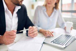 Quel Montant Je Peux Emprunter Avec Mon Salaire 3 La Maison du Prêt vous accompagne pour déterminer avec précision le montant que vous pouvez emprunter en Belgique, en prenant en compte votre situation financière globale. Nous évaluons votre salaire mensuel net pour établir un point de départ, puis calculons votre capacité d'endettement pour assurer que les remboursements de votre crédit maintiennent votre stabilité financière. En plus de votre revenu, nous considérons vos dépenses actuelles pour voir comment elles affectent votre capacité d'emprunt. Nous vous guidons également à travers une simulation de votre projet de crédit et comparons les offres de prêt pour vous orienter vers les meilleures conditions. Contactez La Maison du Prêt pour un service personnalisé et responsable.