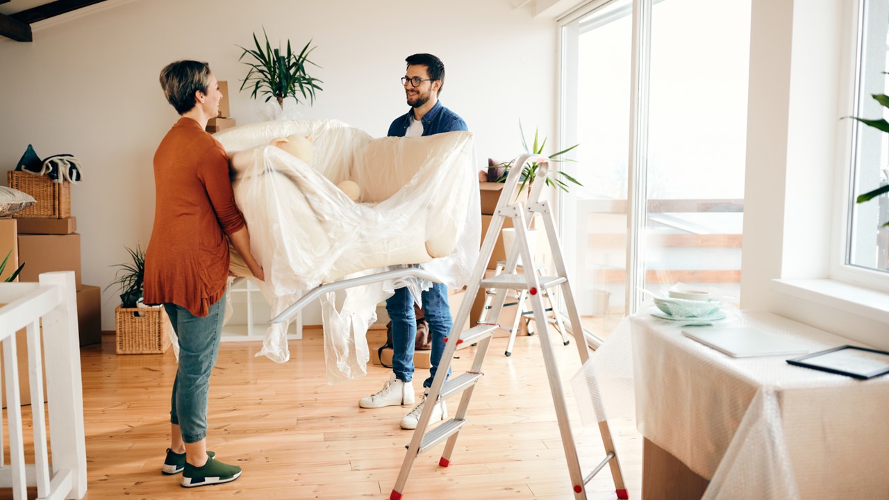 Aménagement intérieur d’un logement avec du mobilier moderne