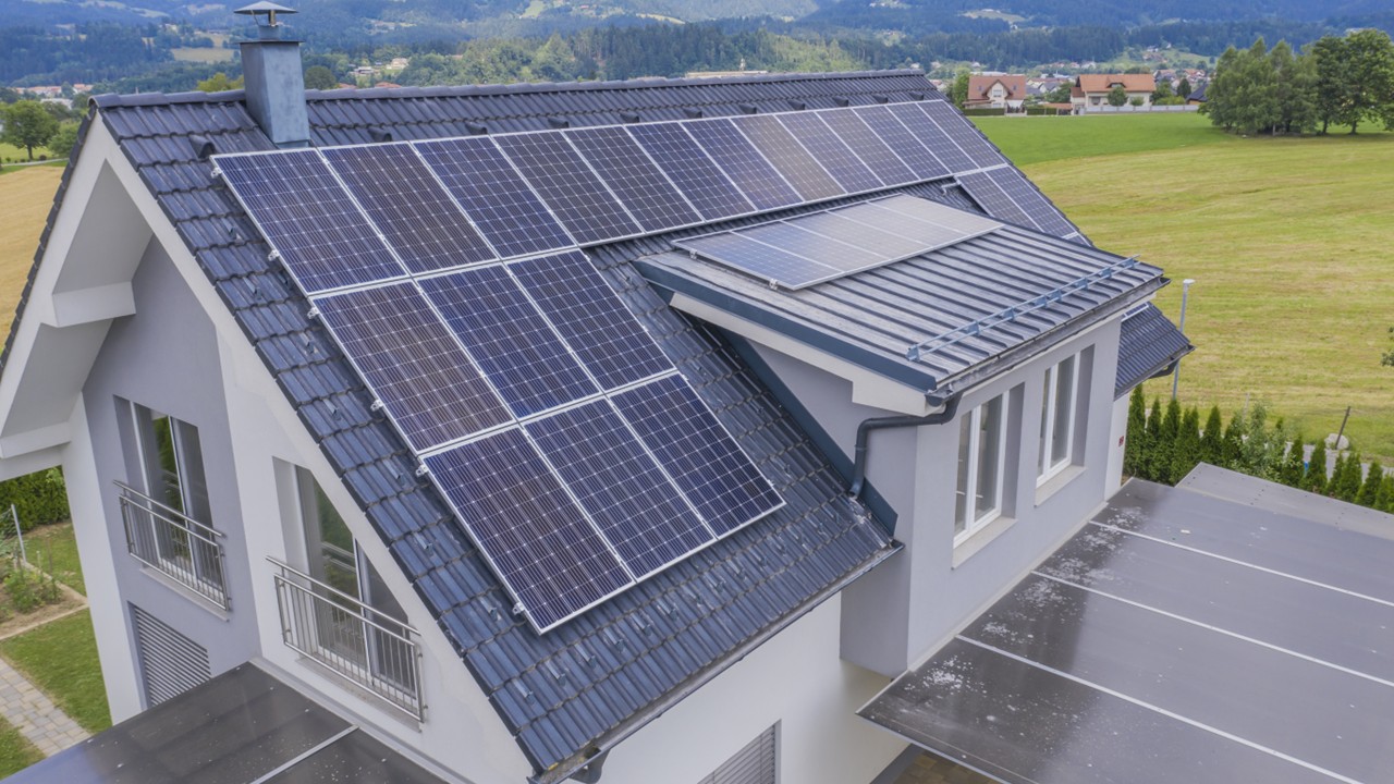 Maison équipée de panneaux solaires en Belgique