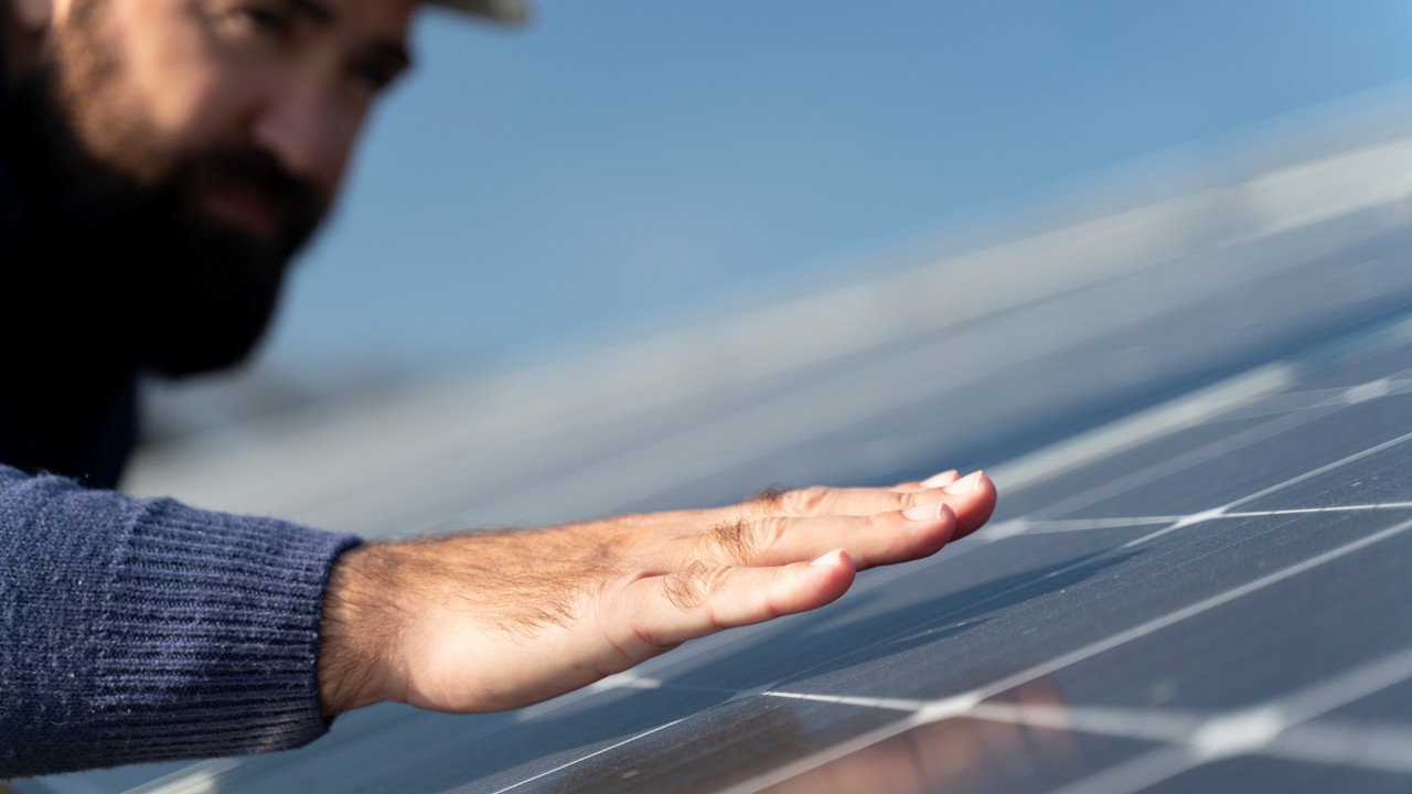 Installation de panneaux photovoltaïques sur une toiture