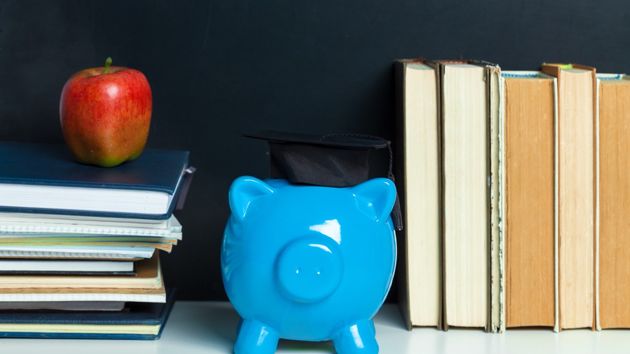 Famille préparant le financement des études